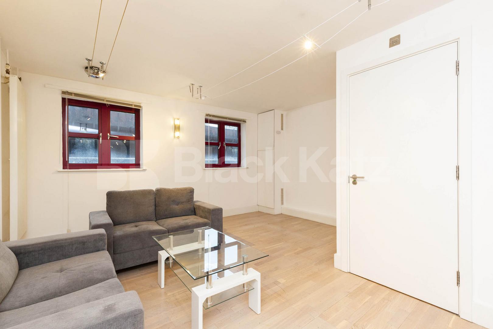 Split level modern and spacious 2 bed 2 bath in the shoreditch area  Quaker Street , Shoreditch 